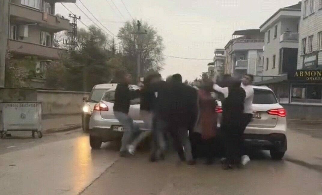 Bursa’nın İnegöl ilçesinde sürücüler arasında “yol verme” meselesi nedeniyle çıkan