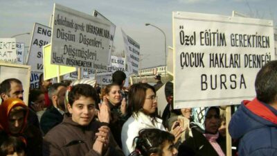 Ankara’da down sendromlu çocuğu oyun alanına almayan AVM’ye tepkiler sürerken,