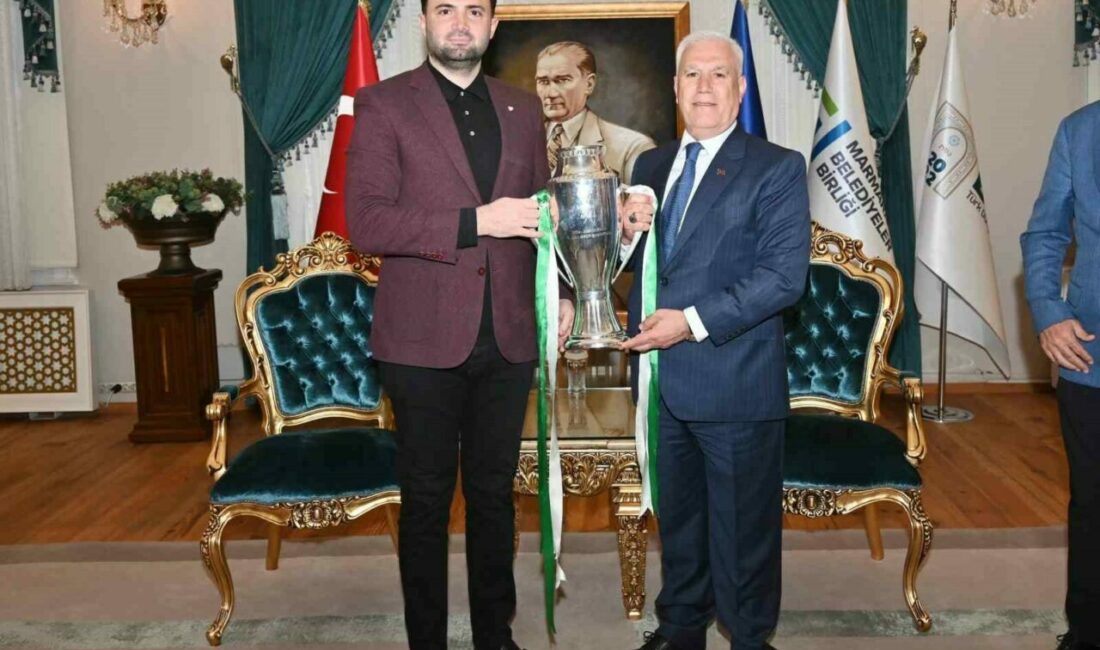 Bursaspor Başkanı Enes Çelik’ten Başkan Mustafa Bozbey’e teşekkür ziyareti Bursa Büyükşehir Belediye Başkanı Mustafa Bozbey, şampiyonluk kupasıyla kendisini ziyaret
