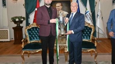 Bursa Büyükşehir Belediye Başkanı Mustafa Bozbey, şampiyonluk kupasıyla kendisini ziyaret