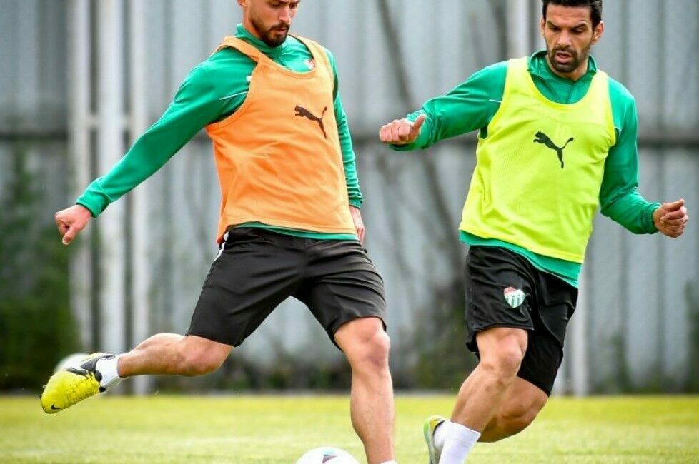 Bursaspor taktik çalışmalar yaptı Bursaspor deplasmanda Artvin Hopaspor ile oynayacağı maçın hazırlıklarına akşam saatlerinde