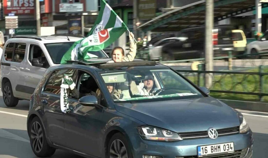 Bursasporlu taraftarlar şampiyonluk coşkusuyla sokaklara akın etti TFF 3. Lig 1. Grup 28. haftada deplasmanda karşılaştığı Artvin