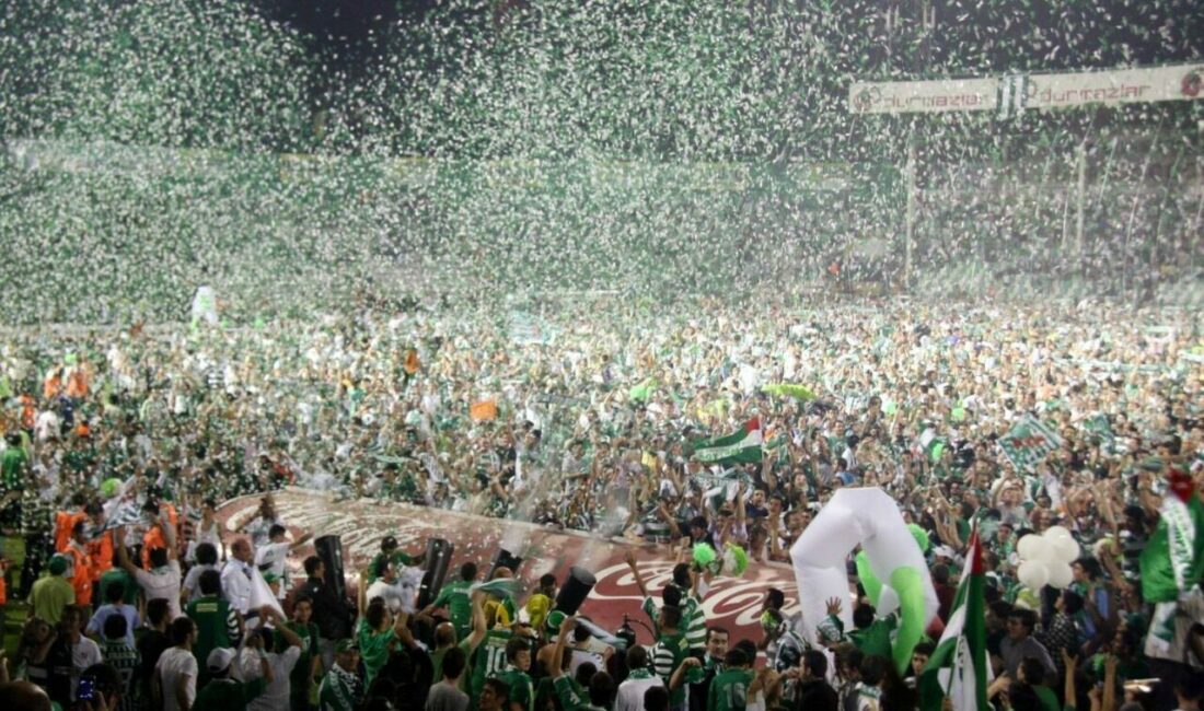 Bursaspor’un şampiyonluğu 15 yıl önce yaşananları hatırlattı Bursaspor’un 3.Lig’de şampiyonluğunu ilan ettiği Artvin Hopaspor maçı sonrası sahaya