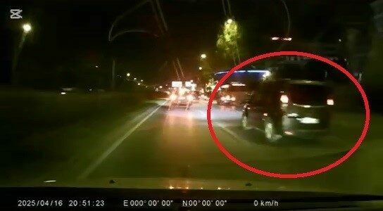 Canını hiçe saydı, makas atarak ilerledi Bursa’da canını hiçe sayan bir sürücü, yoğun trafikte makas atarak