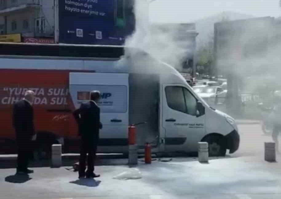 CHP seçim aracı alev alev yandı Cumhuriyet Halk Partisi Bursa İl Başkanlığı’na ait seçim aracı, kent