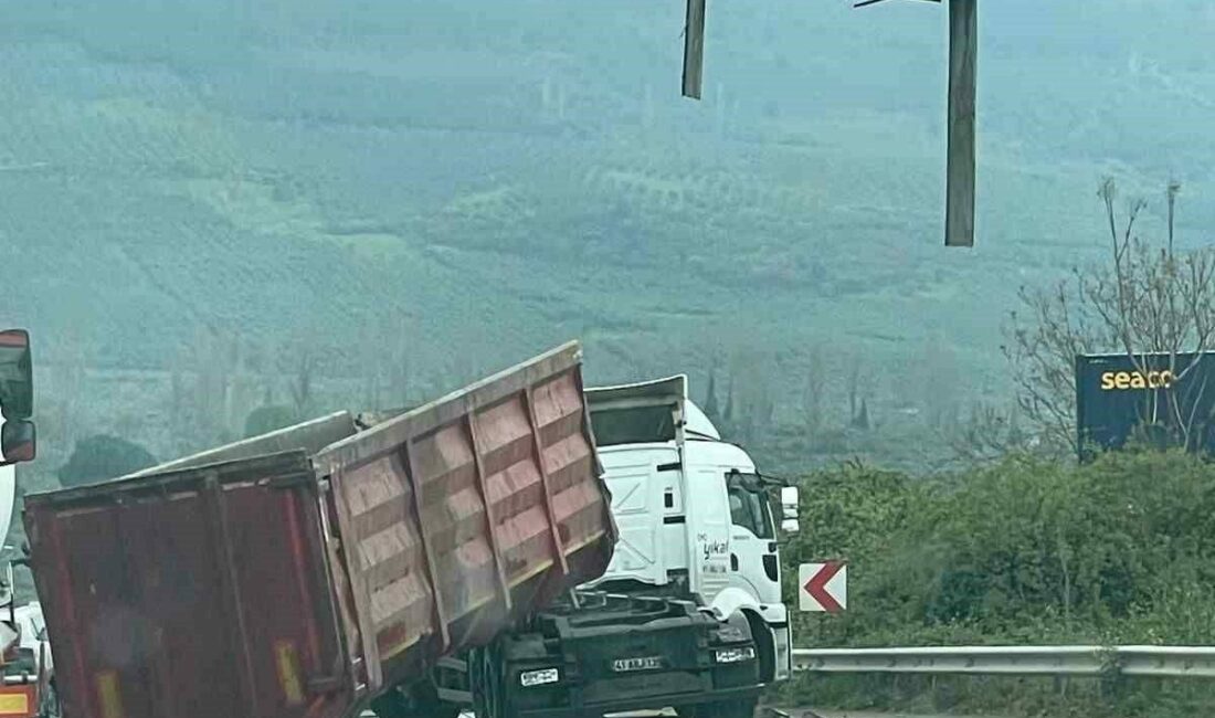 Damperi açılan tır üst geçide çarptı Bursa’nın Gemlik ilçesinde seyir halindeki tırın damperi açılarak üst geçide