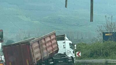 Bursa’nın Gemlik ilçesinde seyir halindeki tırın damperi açılarak üst geçide