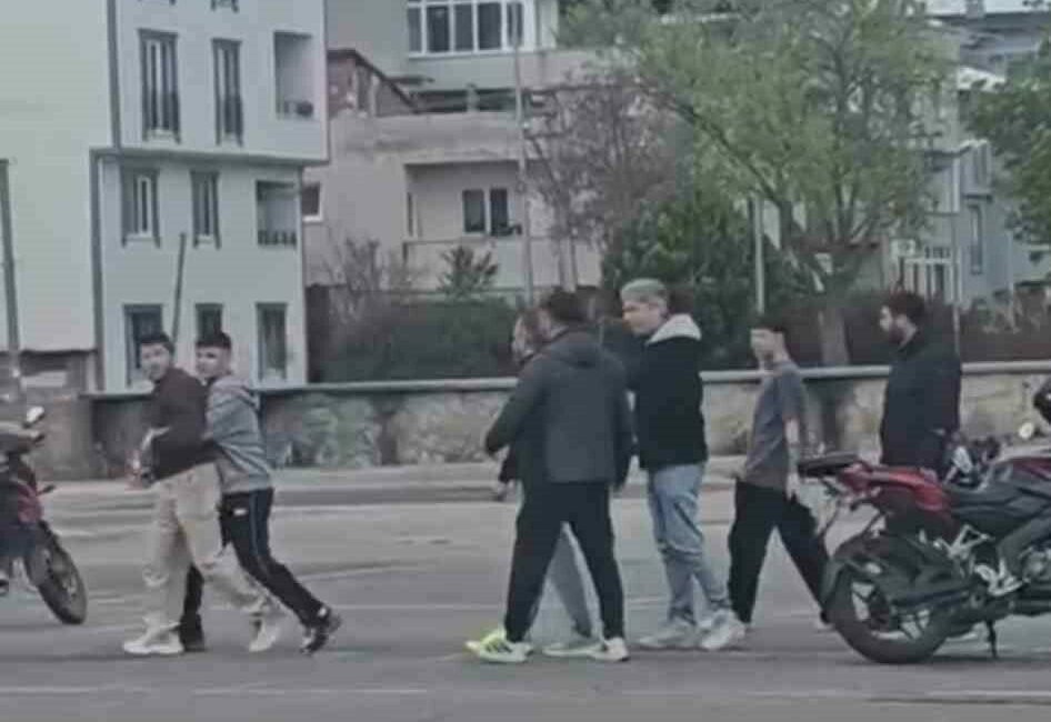 Ehliyet kursunda öğrenci-öğretmen kavgası kamerada Bursa’da bir ehliyet kursunda öğrenci ile öğretmeni arasında çıkan kavga