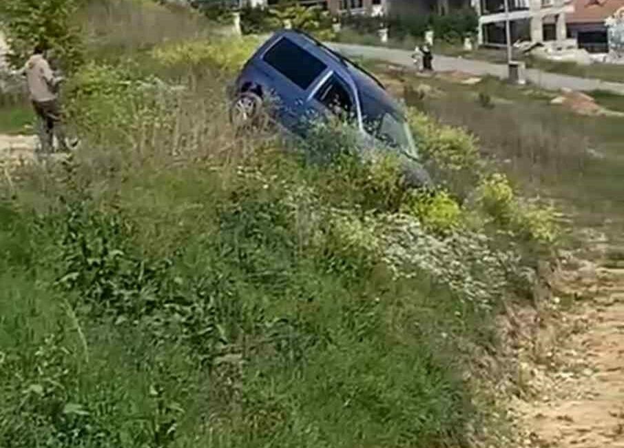 El freni çekilmeyi unutulan araç şarampole uçtu Bursa’da el freni çekilmeyen otomobil, bir süre sonra kendi kendine