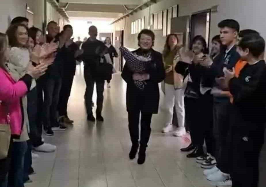 Emekli olan öğretmenlerini böyle uğurladılar Bursa’nın Nilüfer ilçesinde 30 yıldır görev yapan matematik öğretmeni Güzin