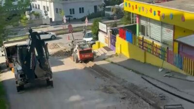Bursa’da anaokulu önündeki sokaktaki altyapı çalışması esnasında, patlayan doğalgaz borusu