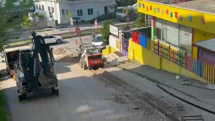 Facia teğet geçti Bursa’da anaokulu önündeki sokaktaki altyapı çalışması esnasında, patlayan doğalgaz borusu