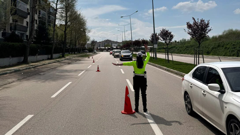 Bursa’da bayramda binlerce sürücüye ceza yağdı Bursa Emniyeti’ne bağlı trafik ekiplerinin Ramazan Bayramı’nda yaptığı denetimlerde 3