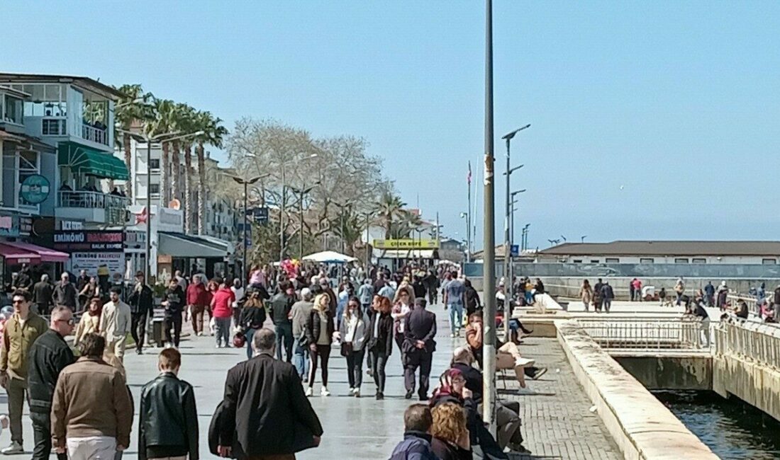 Güneşi gören Mudanya Sahili’ne koştu Nisan ayının ilk günlerinde havanın serin olmasına aldırmayıp, havanın güneşli
