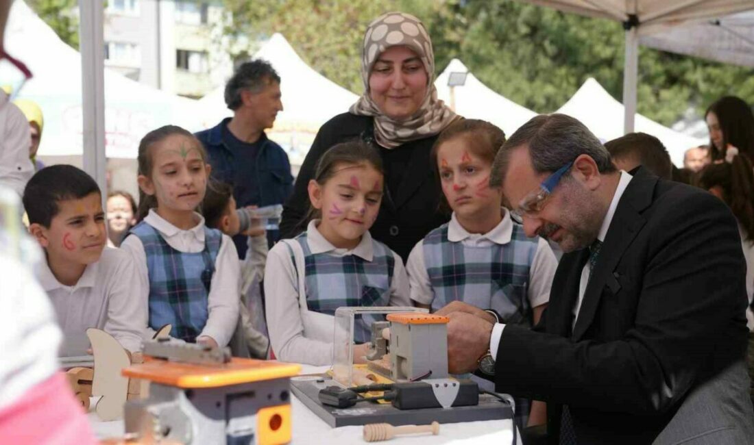 Gürsu Çocuk Kitap Fuarı kapılarını açtı Gürsu Çocuk Kitap Fuarı resmi açılış töreni ile kapılarını ilçe