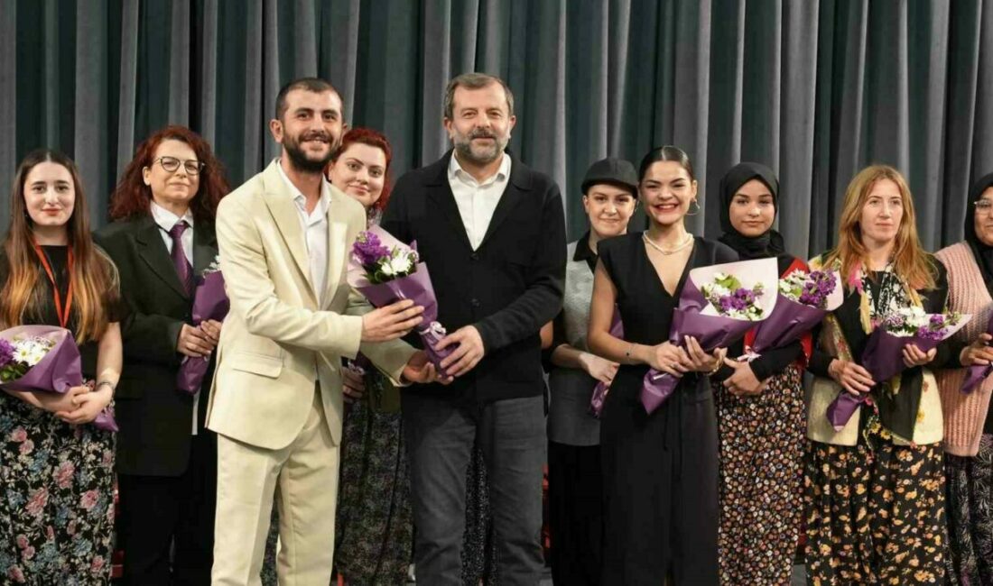 Gürsulu kadınlar sahne tozunu yuttu Gürsu Belediyesi, kadınların hayatlarını değiştirmeye, onların hayatlarında unutulmaz deneyimler yaşamalarına
