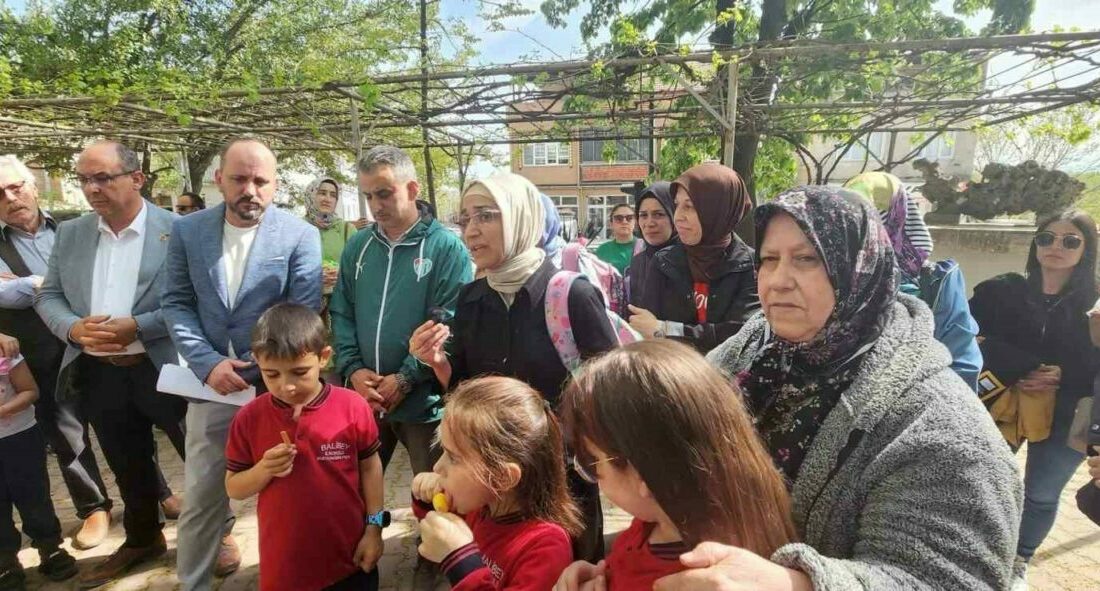 Güvenlik önlemlerinin yetersiz olduğu yol mahalleliyi çileden çıkardı Bursa’nın Mustafakemalpaşa ilçesinde Fevzipaşa Caddesi’nde yol güvenlik tedbirlerinin olmaması sebebiyle