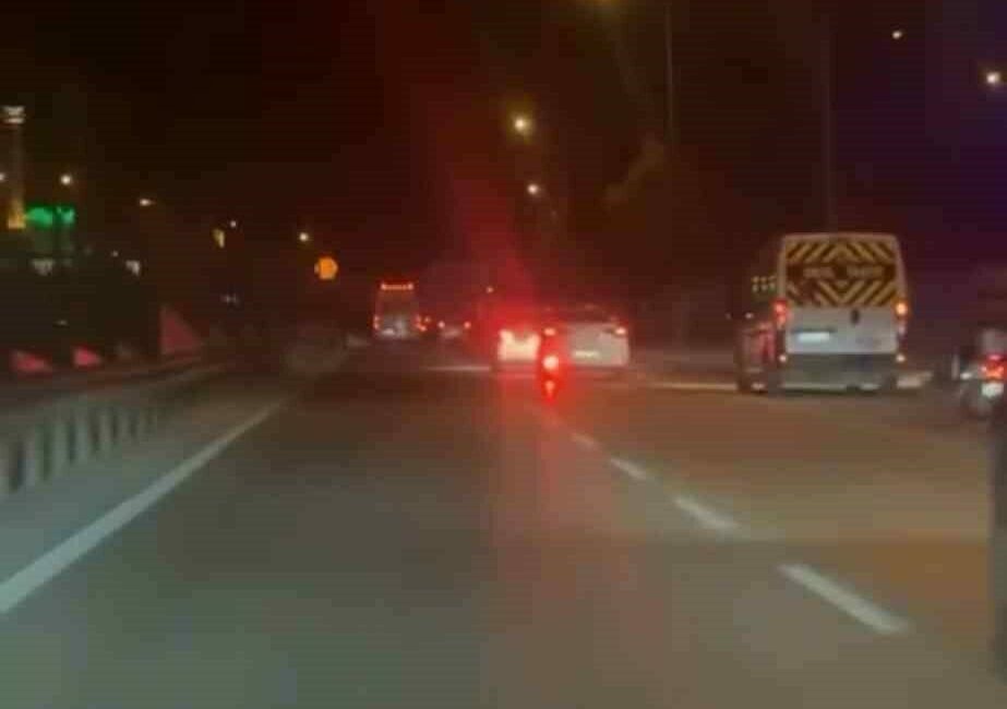 İki sürücünün yol verme inadı kamerada Bursa’da iki otomobil sürücüsünün trafikteki inatlaşması, tehlikeli anlara sahne oldu.