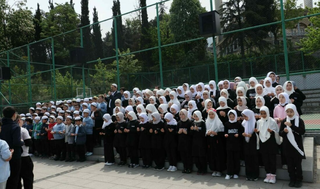 İmam hatip lisesi öğrencilerinden hatim merasimi Bursa Merkez Anadolu İmam Hatip Lisesi öğrencileri hem Kur’an-ı Kerim
