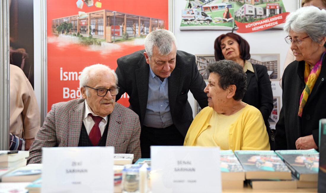 Şenal Sarıhan ve Zeki Sarıhan’a kitapseverlerden yoğun ilgi Osmangazi Belediyesi, Türkiye’nin en büyük kitap etkinliklerinden biri olan Bursa