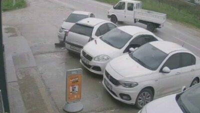 Bursa’nın İnegöl ilçesinde kontrolden çıkan otomobil park halindeki 2 araca