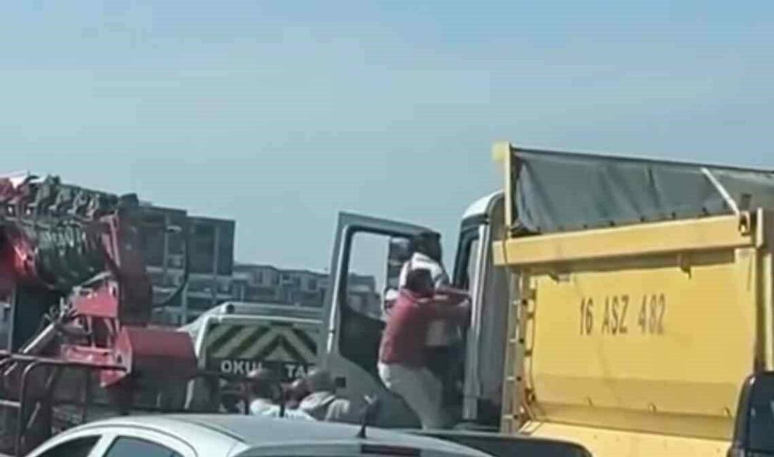 Kamyon tepesinde kavga Bursa’da bir araç sürücüsü yol verme meselesi sebebiyle tartıştığı kamyon