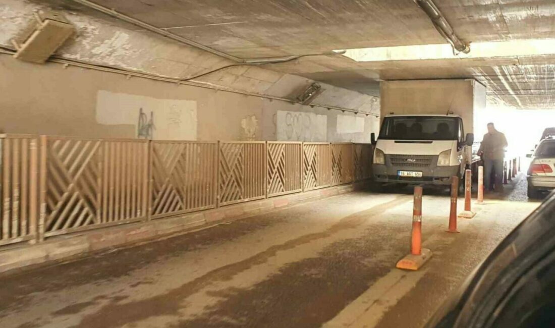 Kamyonet alt geçide sıkıştı Bursa’nın İnegöl ilçesinde Süleymaniye Mahallesi’ndeki alt geçitte yine bir olay