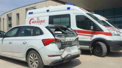 Bursa’nın İnegöl ilçesinde meydana gelen kazada kamyonet ile otomobil çarpıştı.