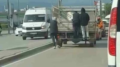 Bursa’da 3 genç, canlarını hiçe sayarak açık kasa kamyonetin arkasına