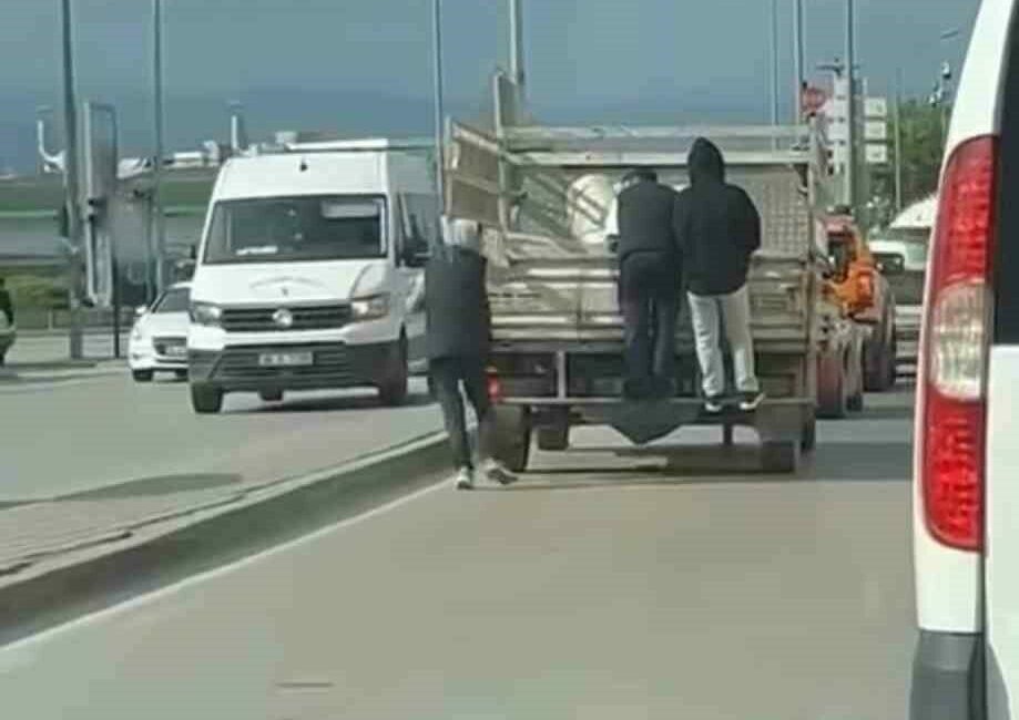 Kamyonetin arkasına tutunarak seyahat ettiler Bursa’da 3 genç, canlarını hiçe sayarak açık kasa kamyonetin arkasına