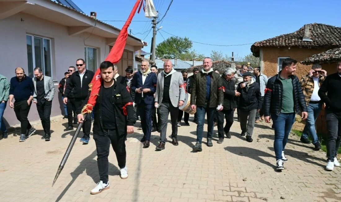 Karacabey’de asırlık düğün gelenekleri yeniden canlandı Karacabey’in Keşlik Mahallesi’nde düzenlenen bir düğün, geleneksel Türk adetlerini görkemli
