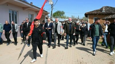 Karacabey’in Keşlik Mahallesi’nde düzenlenen bir düğün, geleneksel Türk adetlerini görkemli