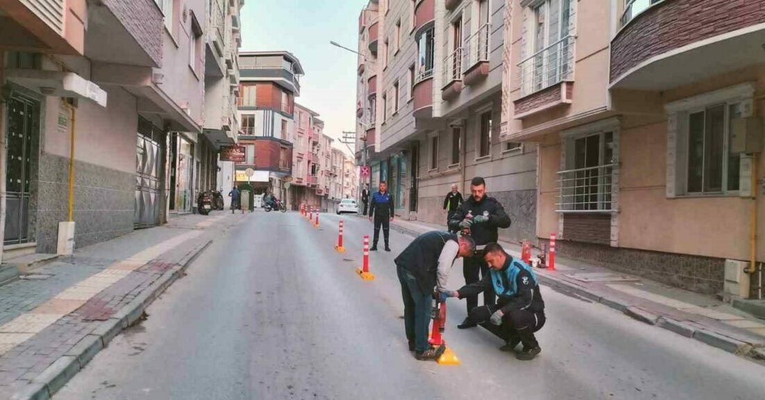 Karacabey’de trafik sorununa kalıcı çözüm geliyor. Belediye Zabıta Müdürlüğü ekipleri,