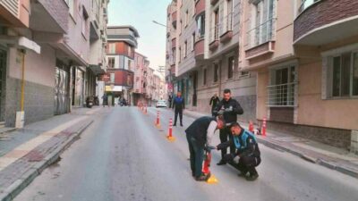 Karacabey’de trafik sorununa kalıcı çözüm geliyor. Belediye Zabıta Müdürlüğü ekipleri,