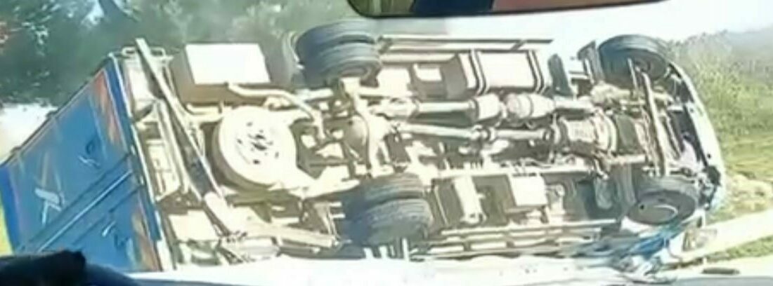 Kargo aracı devrildi: 2 yaralı Bursa’da seyir halindeki kargo aracı kontrolden çıkıp refüje devrildi. Araçta