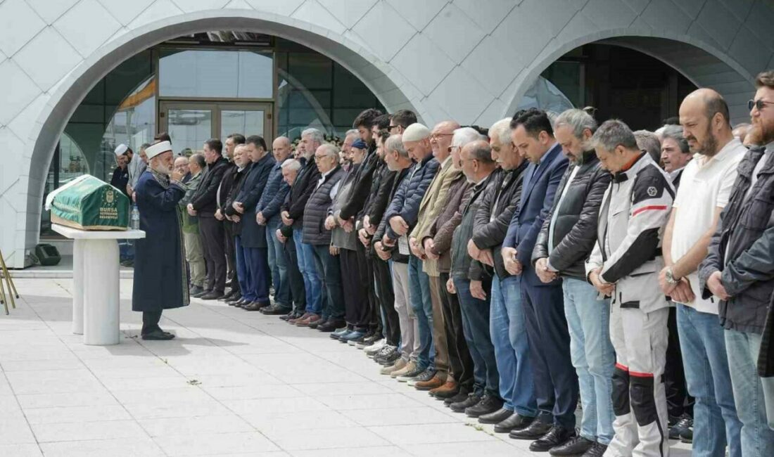 Kaza kurbanı 88 yaşındaki milli bisikletçi son yolculuğuna uğurlandı Antalya’nın Manavgat ilçesinde bisikletiyle seyir halindeyken kamyonetin çarpması sonucu hayatını