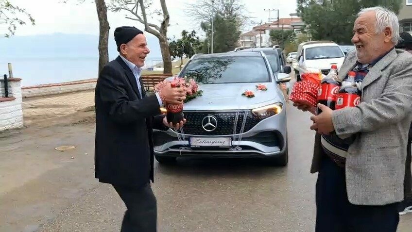 Ketçaplı mayonezli yumurtalı damat Bursa’nın İznik ilçesinde arkadaşları tarafından damada yapılan işkence gibi şaka