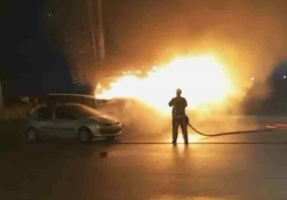 Kokoreç aracı alevlere teslim oldu Bursa’da seyyar kokoreç aracı alevlere teslim oldu. O anlar kameraya