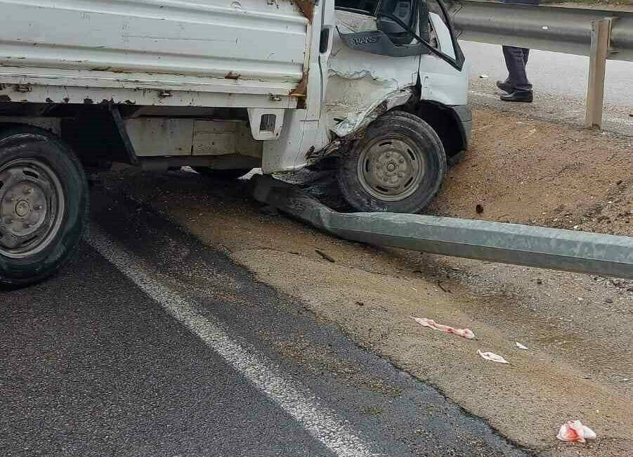 Kontrolden çıkan kamyonet direği devirdi Bursa’nın İnegöl ilçesinde meydana gelen kazada kontrolden çıkan kamyonet direğe
