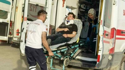 Bursa’nın İnegöl ilçesinde kontrolden çıkan motosiklet, önünde seyreden otomobile çarptı.