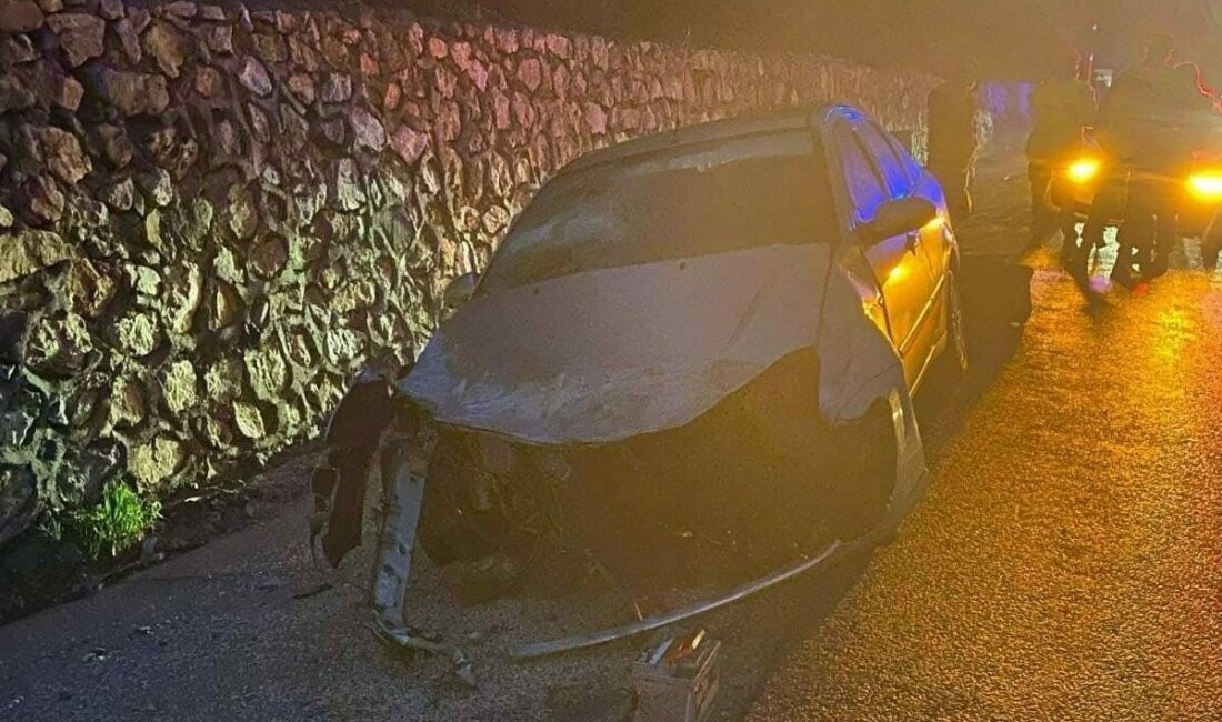 Kontrolden çıkan otomobil bariyere çarptı: 3 kişi yaralandı Bursa’nın İnegöl ilçesinde kontrolden çıkan otomobilin bariyerlere çarptığı kazada 2’si