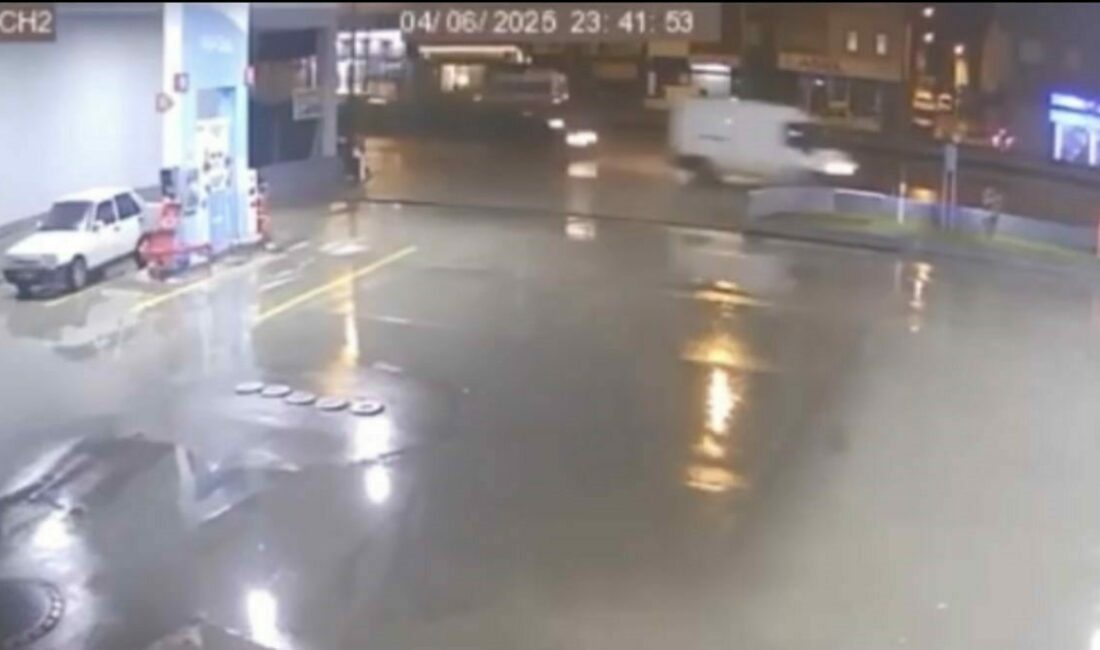 Kontrolden çıkan otomobil duvara çarptı, o anlar kamerada Bursa’da sürücüsünün kontrolünden çıkan otomobil duvara çarparak durabildi. Kaza anı