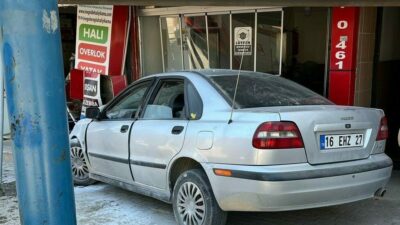 Bursa’nın İnegöl ilçesinde kontrolden çıkıp iş yerine dalan otomobil sürücüsü