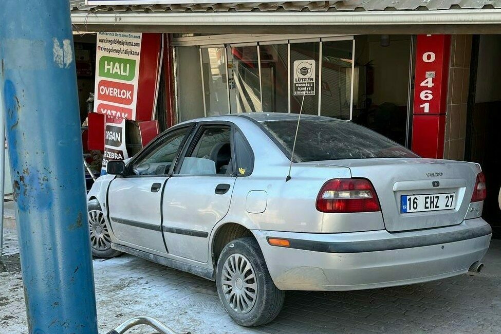 Kontrolden çıkan otomobil iş yerine daldı Bursa’nın İnegöl ilçesinde kontrolden çıkıp iş yerine dalan otomobil sürücüsü