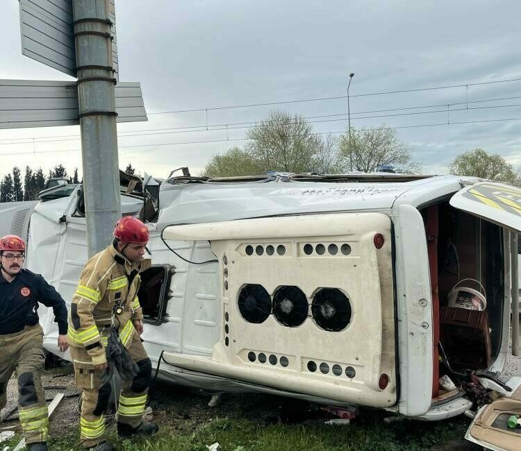 Kontrolden çıkan servis aracı refüje girdi: 1 bebek öldü, 5 kişi yaralandı Bursa’da yağışlı havanın etkisiyle kontrolden çıkan servis aracı refüje girdi.