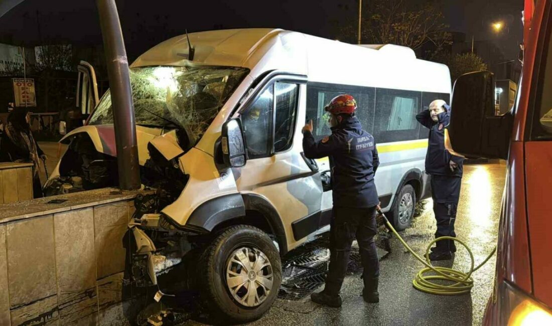 Kontrolden çıkan servis minibüsü alt geçidin duvarına çarptı Bursa’da direksiyon hakimiyetini kaybeden servis sürücüsü, aracıyla yol kenarında bulunan