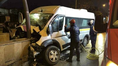 Bursa’da direksiyon hakimiyetini kaybeden servis sürücüsü, aracıyla yol kenarında bulunan