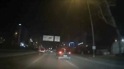 Bursa’da 2 aracın yoğun trafikte makas atarak ilerlemesi, kazaya davetiye