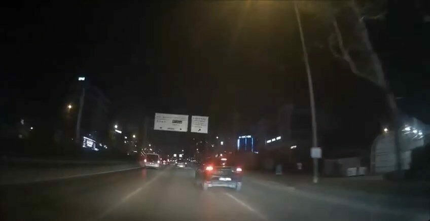 Bursa’da 2 aracın yoğun trafikte makas atarak ilerlemesi, kazaya davetiye