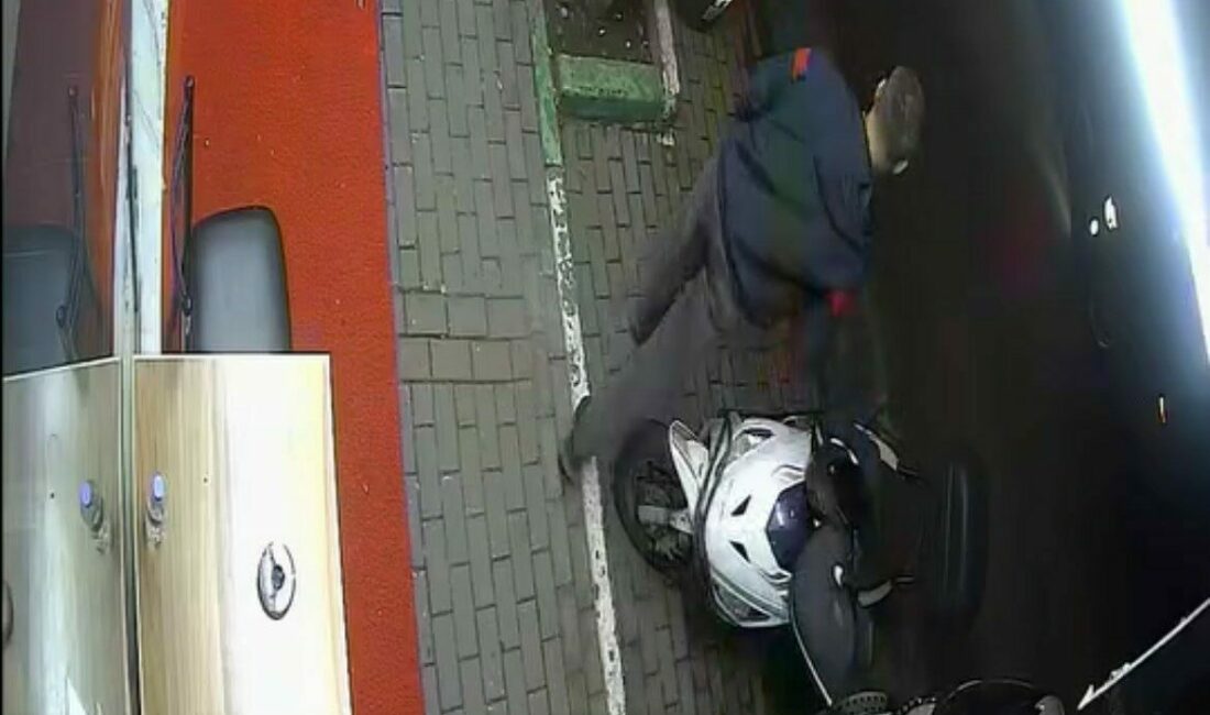 Markete girdi alışveriş yaptı, dışarı çıktı motosiklet çarptı Bursa’da bir marketten alışveriş yaptıktan sonra dışarı adım atan kişiye